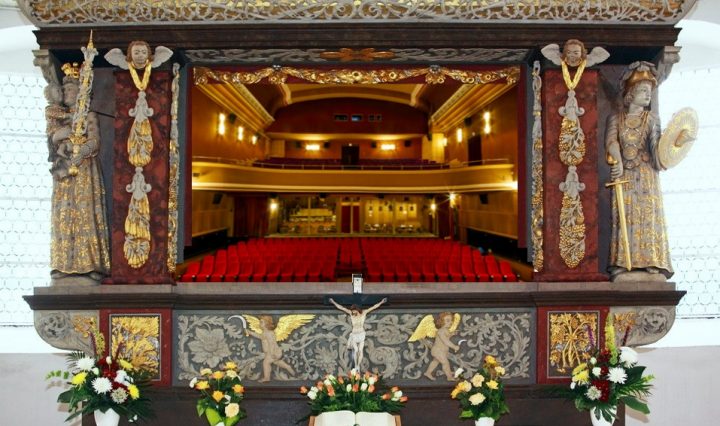 Quelle: Autor Zusammenschnitt aus http://www.st-georgen-schwarzenberg.de/gallery/Altar-03.jpg und http://www.capitolbernburg.de/files/capitolbernburg/template/images/header-default.jpg